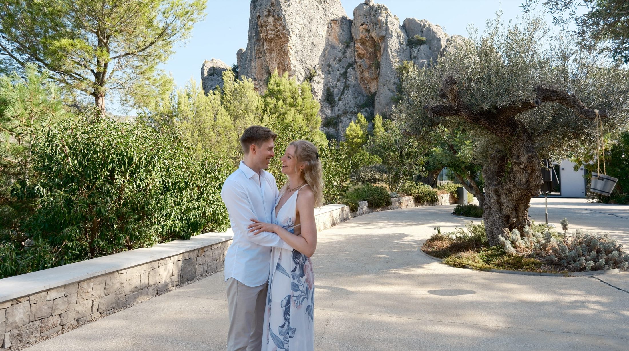 Riekje und Lukas vor den Felsen von Guadalest